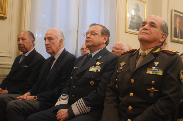 De izquierda a derecha: Sr. Humberto Romero ex Ministro de Defensa;  Sr. Jorge Dominguez ex Ministro de Defensa; Sr. Jefe del Estado Mayor de la Fuerza Aérea Brigadier General Mayor Enrique Víctor Amreim;  Sr. Jefe del Estado Mayor Conjunto, Teniente General Bari del Valle Sosa 